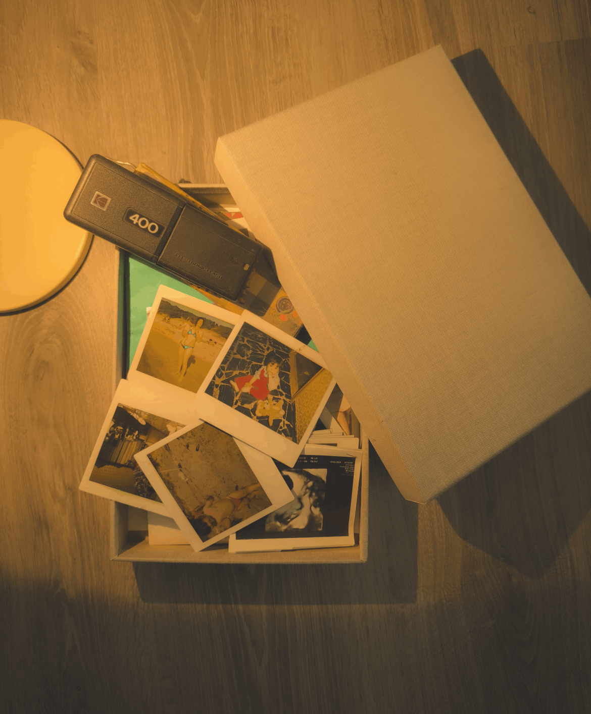 Cose che contano nella vita: una scatola dei ricordi con vecchie foto