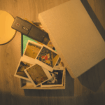 Cose che contano nella vita: una scatola dei ricordi con vecchie foto