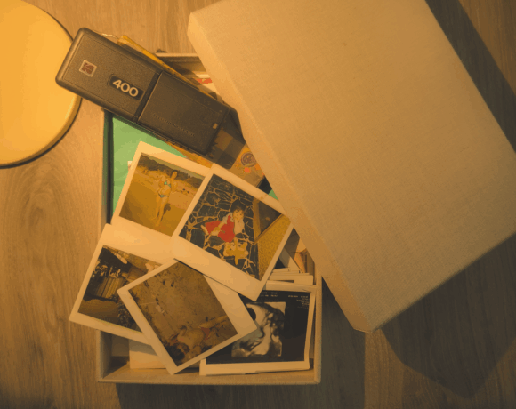 Cose che contano nella vita: una scatola dei ricordi con vecchie foto